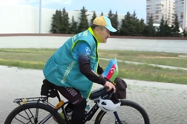 Казахстанский спортсмен отправится из Баку в Париж на велосипеде - ВИДЕО